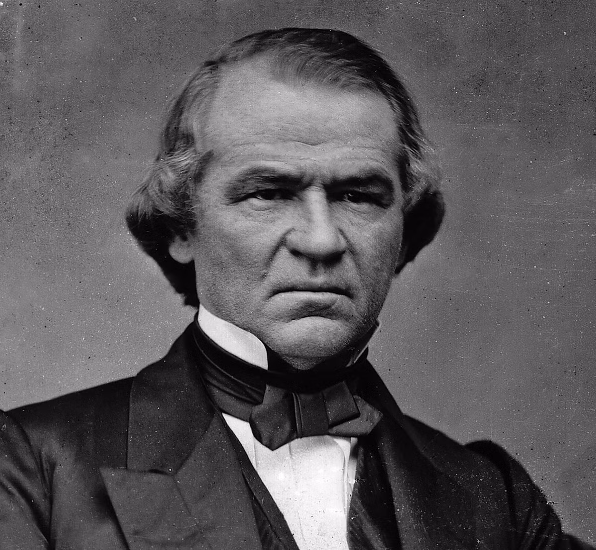 Johnson đã bị cáo buộc vi phạm Luật Nhiệm kỳ vì sa thải Bộ trưởng Chiến tranh Edwin Stanton mà không có sự chấp thuận của Thượng viện. Ông bị Hạ viện luận tội nhưng được Thượng viện tha bổng với chênh lệch một phiếu. Ảnh: Britannica.