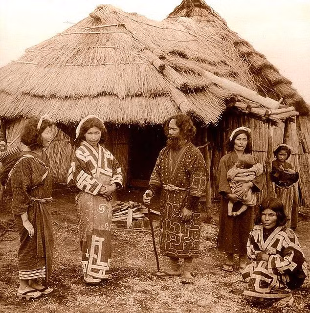  3. Lối sống săn bắn hái lượm. Trước đây, người Ainu sống chủ yếu dựa vào săn bắn, đánh cá và hái lượm, với các nguồn thực phẩm chính bao gồm cá hồi, hươu, và các loại quả mọng. Ảnh: Pinterest.
