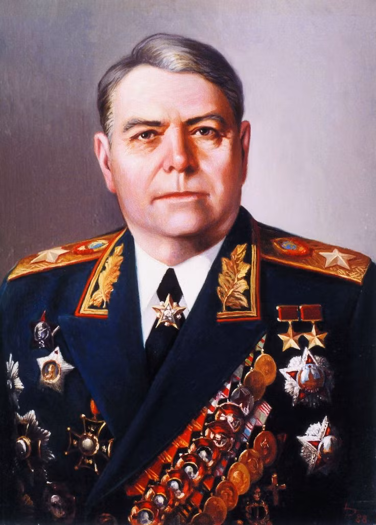  3. Aleksandr Vasilevsky: Nguyên soái Liên Xô, Tổng tham mưu trưởng, đóng vai trò trung tâm trong việc lập kế hoạch các chiến dịch lớn, bao gồm trận Stalingrad và chiến dịch Bagration, chỉ huy lực lượng Liên Xô trong cuộc chiến chống Nhật ở Mãn Châu (1945). Ảnh: Pinterest.