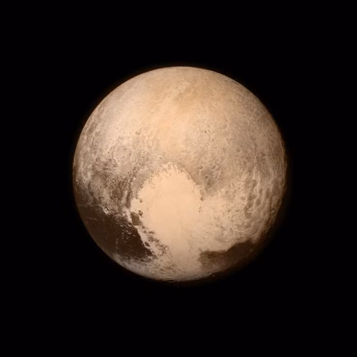  Pluto có khí quyển mỏng. Khi Pluto đến gần Mặt Trời trên quỹ đạo của nó, lớp băng trên bề mặt bốc hơi, tạo thành một bầu khí quyển mỏng. Ảnh: Pinterest.