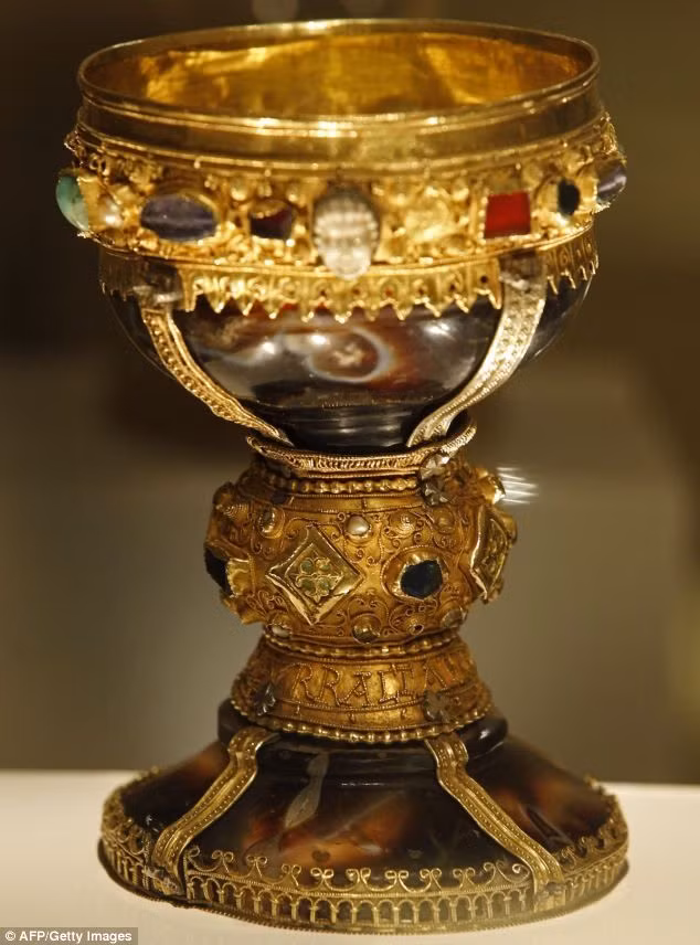  4. Chén Thánh và Joseph xứ Arimathea. Theo truyền thuyết, Joseph xứ Arimathea đã mang Chén Thánh đến Anh và giữ nó ở Glastonbury. Vì vậy, nước Anh đã trở thành bối cảnh của nhiều câu chuyện về Chén Thánh. Ảnh: Pinterest.