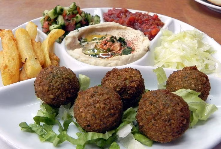  9. Ẩm thực độc đáo và đa dạng. Ẩm thực Israel là sự kết hợp của các nền văn hóa Do Thái từ khắp nơi trên thế giới, nổi tiếng với các món ăn như Hummus, Falafel, Shakshuka và Bánh Pita. Ảnh: Pinterest.