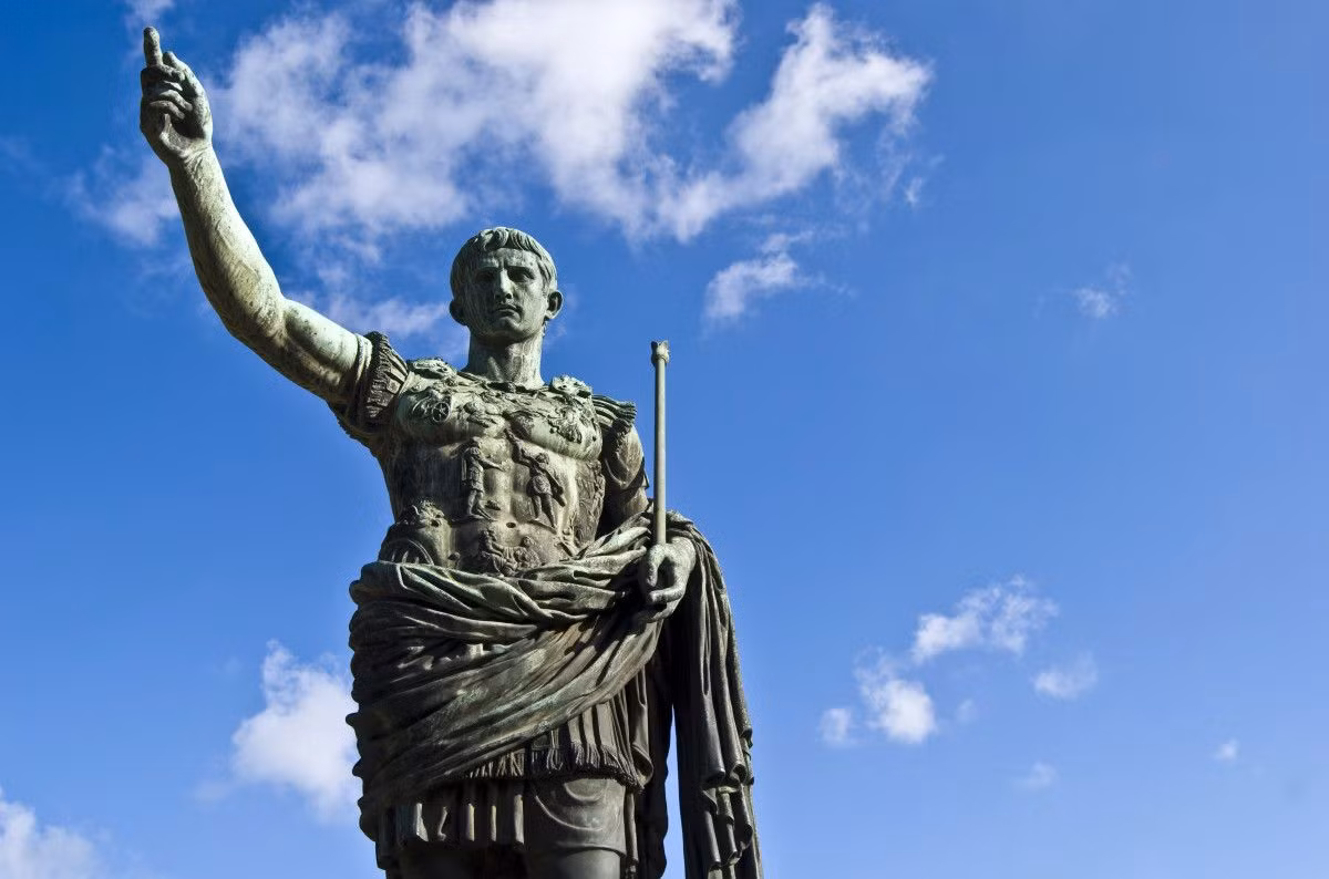  15. Di sản Julius Caesar. Cải cách lịch là một trong những thành tựu lớn của Caesar, giúp định hình cách thế giới hiện đại đo lường thời gian và đánh dấu sự khởi đầu của năm mới. Ảnh: Pinterest.