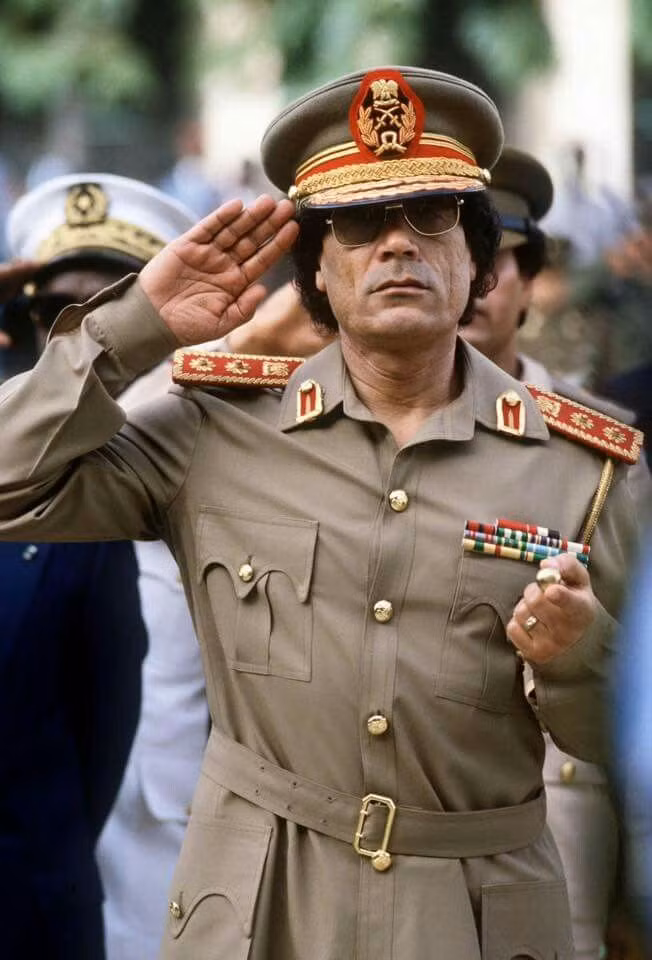  14. Ám sát Muammar Gaddafi (2011). Nhà lãnh đạo Libya Muammar Gaddafi bị ám sát bởi những người nổi dậy trong cuộc nội chiến Libya. Sự kiện này đánh dấu sự kết thúc của 42 năm cai trị của ông, dẫn đến sự bất ổn lâu dài tại Libya. Ảnh: Pinterest.