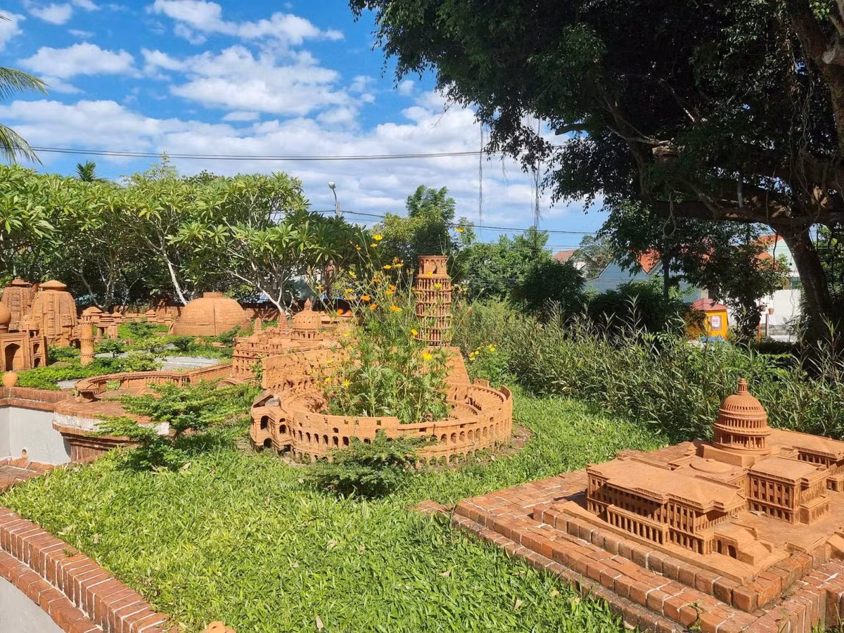 Khu ngoài trời giới thiệu các sản phẩm bằng gốm mô phỏng những công trình kiến trúc nổi tiếng như: Nhà Trắng, Tháp nghiêng Pisa, Kim Tự Tháp, Nhà thờ Đức Bà Paris, Chùa Một Cột…