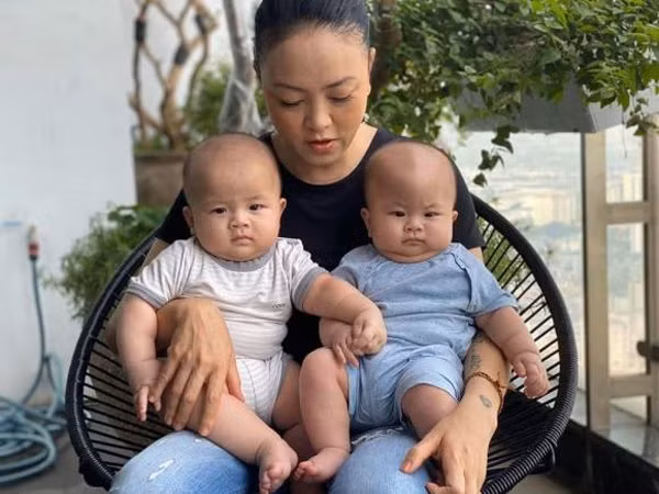 "Thể hiện hết lòng yêu thương chúng nó. Mọi người cứ bảo mình chiều con dâu quá nhưng mình nghĩ cũng không thiệt. Con mình yêu thương mình đã đành nhưng được con dâu yêu sướng lắm ý. Cảm giác rất yomost. Còn thêm điều nữa là đôi khi cũng phải nhịn nó, một điều nhịn là chín điều lành. Mình già rồi tranh luận với bọn trẻ sức đâu ra. Đằng nào cũng thua. Còn một cách nữa nếu mình không điều trị được nó thì mình nhờ mẹ mình điều trị hộ", bà Dương chia sẻ.