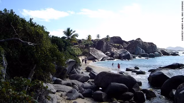15. Bãi biển Baths ở đảo Virgin Gorda, quần đảo Virgin thuộc Anh có cảnh quan đặc trưng với những tảng đá khổng lồ hình thành từ các đợt phun trào của núi lửa.