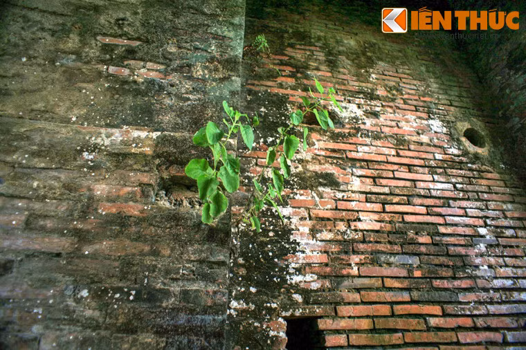 Trong những thập niên sau đó, do không được quản lý, bảo vệ nên thành đã bị người dân cậy gạch ở tường về làm vật liệu xây dựng, các nền móng bị phá dỡ để làm đất trồng trọt… khiến tòa thành bị hủy hoại nặng nề.
