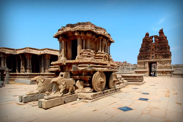 4. Nằm trong khu di tích thành cổ Vijayanagara, cố đô của Đế quốc Vijayanagara (miền Bắc bang Karnataka), làng Hampi được gọi là "Thành phố phế tích" do lưu giữ rất nhiều đền đài của thành cổ Hampi, một trong những trung tâm tôn giáo quan trọng của Ấn Độ cổ đại. Những tàn tích cổ xưa nhất ở nơi đây có từ thế kỷ 1 sau CN.