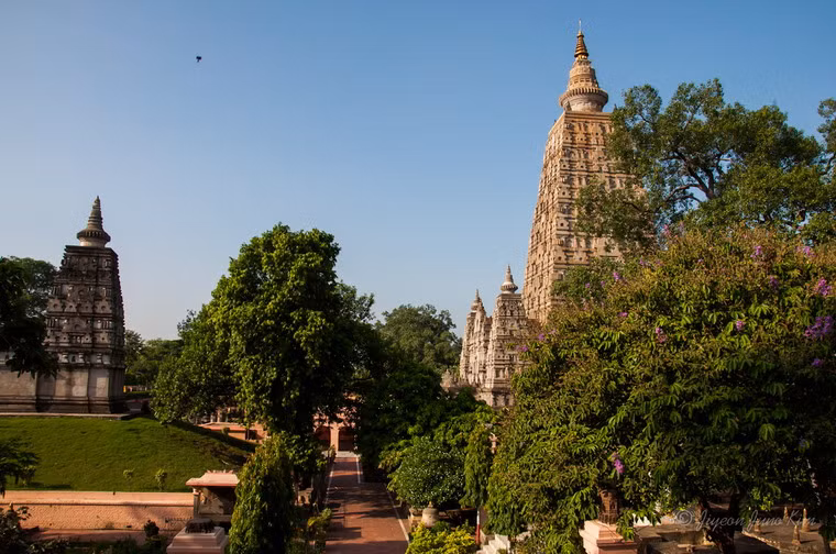 Về tổng thể, chùa Mahabodhi là một công trình kiến trúc bằng đá với một ngọn tháp lớn ở trung tâm và 4 ngọn tháp nhỏ ở 4 cạnh.