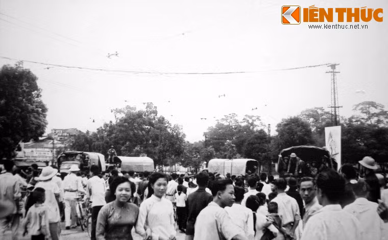 Nhân dân đứng quanh xe bộ đội tại ngã năm Bờ Hồ.