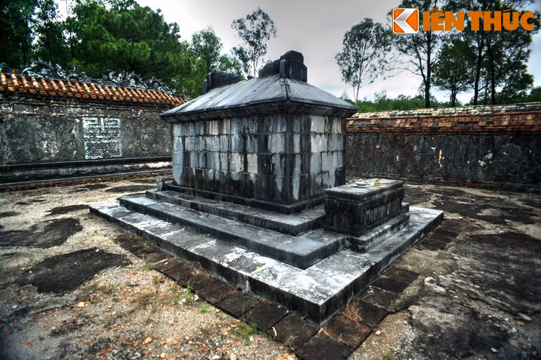 Mộ từng bị bọn săn cổ vật đào trộm năm 1983 và lấy mất nhiều đồ trang sức bằng vàng ngọc.