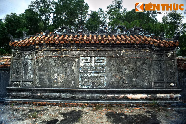 Bình phong phía sau mộ.
