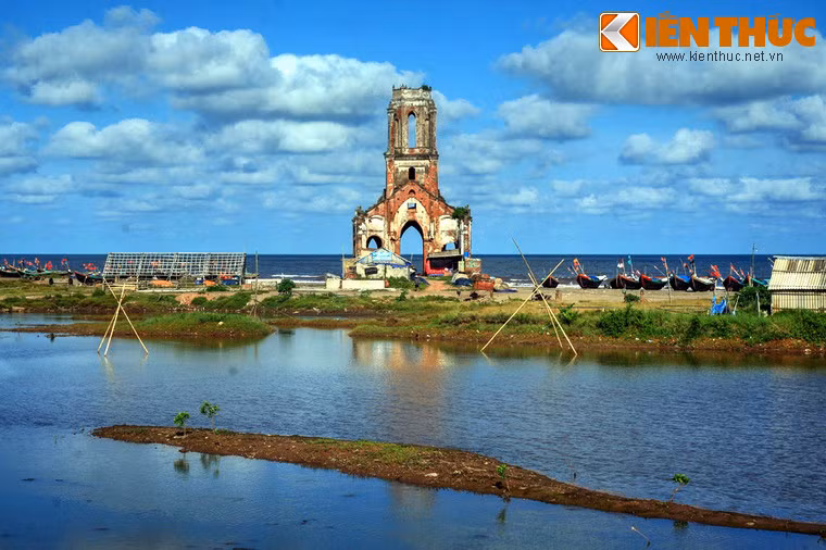 Những năm gần đây, bãi biển Xương Điền, xã Hải Lý, huyện Hải Hậu, tỉnh Nam Định được nhiều người biết đến với sự tồn tại của "nhà thờ đổ" một phế tích kiến trúc độc đáo có 1-0-2 ở Việt Nam.