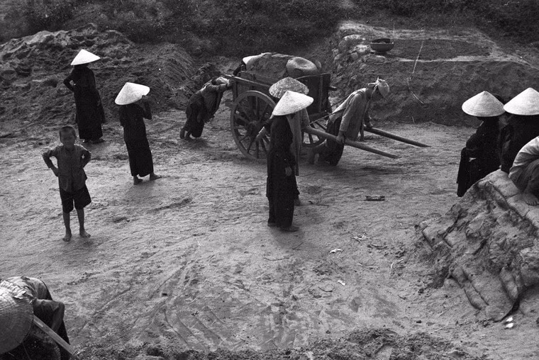 Nhân công người Việt, trong đó có cả trẻ em tham gia xây hầm trú ẩn.