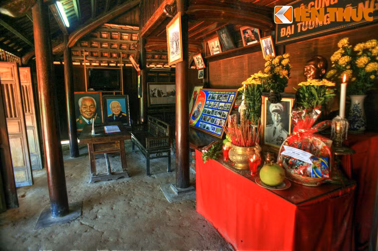 Vật dụng trong nhà khá đơn giản. Gian chính giữa đặt bàn thờ Đại tướng Võ Nguyên Giáp để khách thăm viếng có thể dâng hương.