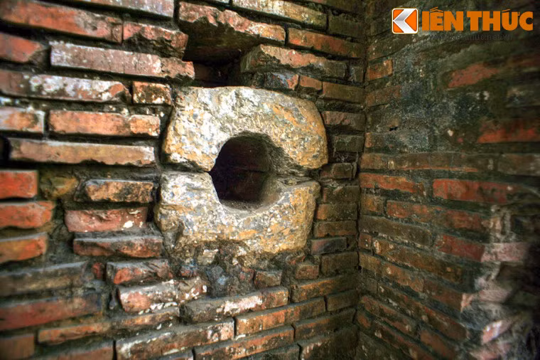 Phía bên trong vòm cổng vẫn còn dấu tích của hệ thống cửa thành với các mộng cửa làm bằng những khối đá lớn ở giữa có đục lỗ.