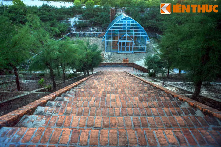 Tháp Phú Diên thôn Mỹ Khánh , xã Phú Diên, huyện Phú Vang, tỉnh Thừa Thiên Huế là một toàn tháp Chăm cổ có 1-0-2 ở Việt Nam. Tháp nằm sâu dưới lòng cồn cát từ 5 – 7 m, thấp hơn mực nước biển 3-4 m và chỉ cách mép nước biển 120 m.