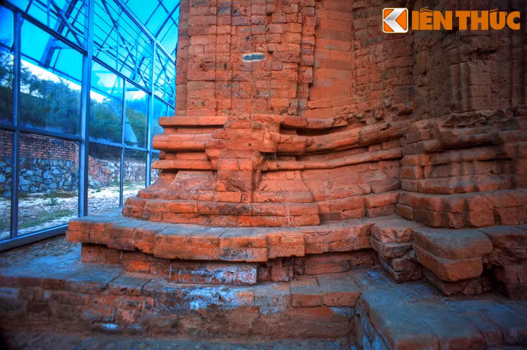 Trong các tháp Chăm ở Việt Nam, tháp Phú Diên là tòa tháp mới nhất được ghi nhận. Di tích này được phát hiện một cách hoàn toàn ngẫu nhiên.
