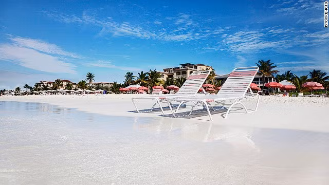 3. Vùng vịnh Grace thuộc quần đảo Turks và Caicos ở Bắc Mỹ (do nước Anh quản lý) nổi tiếng với những bãi tắm tuyệt vời và hệ sinh thái san hô làm đắm say lòng người qua những thước phim tài liệu của nhà thám hiểm Jacques Cousteau.