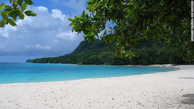 9. Vịnh Champagne ở đảo quốc Vanuatu là địa điểm rất thích hợp cho những người muốn trải nghiệm ý nghĩa của từ "hạnh phúc".