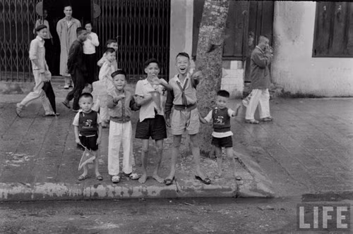 Sự hào hứng của trẻ em Hà Nội trong ngày Thủ đô được giải phóng.