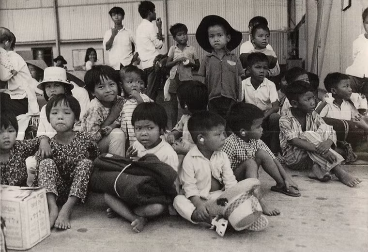Trẻ em mồ côi ở Đà Nẵng chờ đợi các nhân viên quân sự Mỹ đưa lên máy bay để di tản vào Sài Gòn từ sân bay Đà Nẵng ngày 25/5/1972.