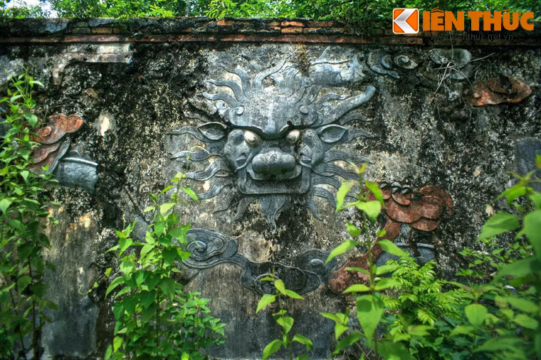 Bình phong ở mặt sau vòng thành ngoài của lăng vẫn còn giữ được hình rồng khá chi tiết.