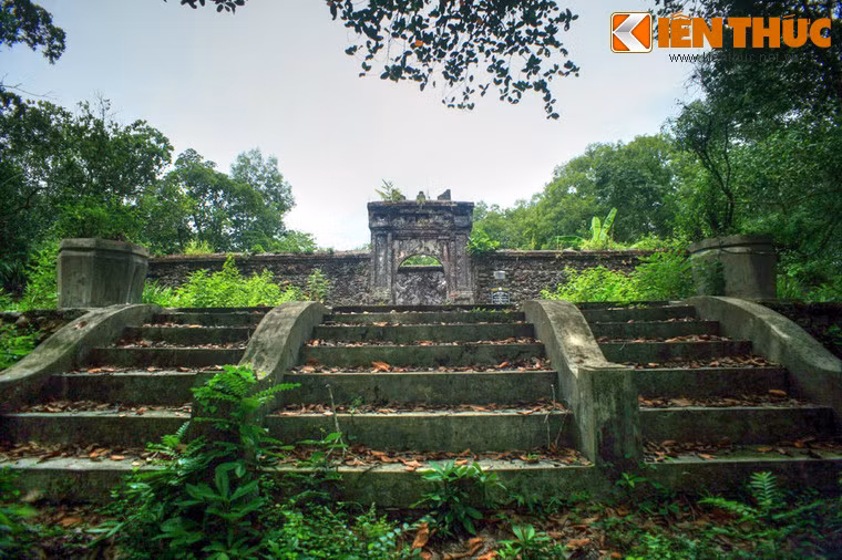 Lăng mộ của chúa Nguyễn Phúc Tần (tức Thái Tôn Hiếu Triết Hoàng Đế, 1620-1687), vị chúa Nguyễn thứ 4 được gọi là lăng Trường Hưng, tọa lạc tại núi xã Hải Cát, phủ Thừa Thiên, nay là thôn Hải Cát, xã Hương Thọ, thị xã Hương Trà, tỉnh Thừa Thiên - Huế.