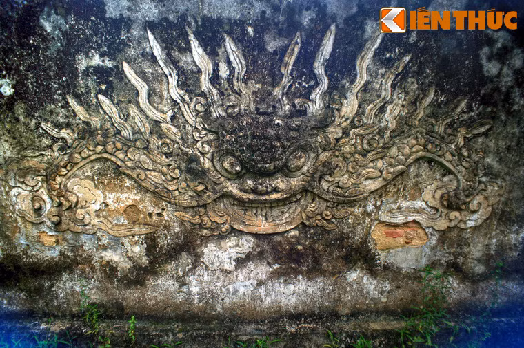 Hình rồng trang trí sau bình phong.