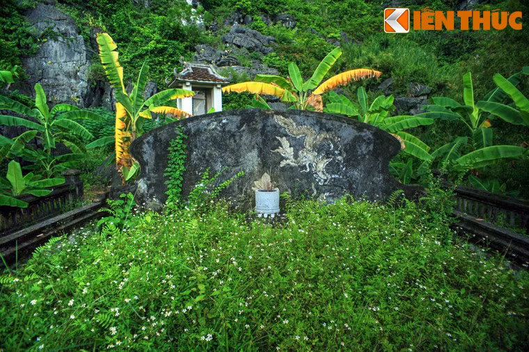 Mộ phần là một mô đất thấp có tường bao quanh, phía trước có 2 trụ cổng, phía sau là bình phong.