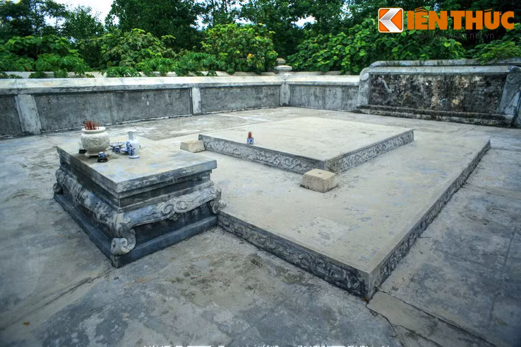 Tầng 1 của mộ rộng 275cm, dài 350cm, cao 23cm. Tầng 2 rộng 534cm, dài 650cm, cao 18cm.