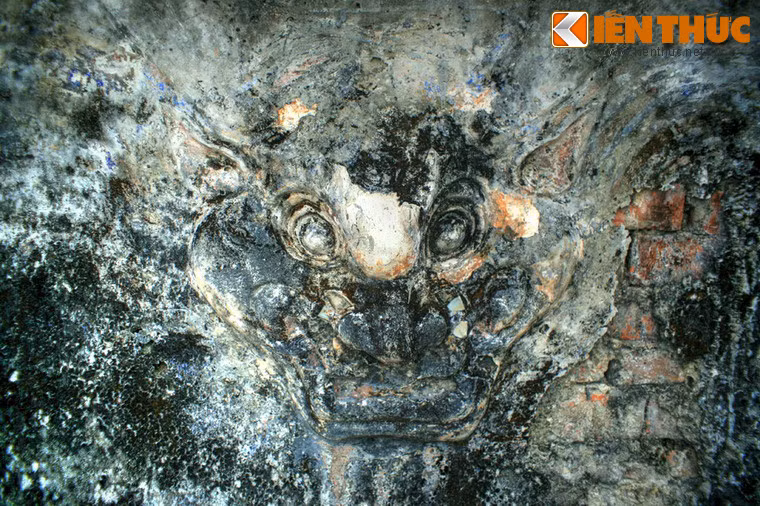 Hình tượng rồng trang trí trên bình phong sau mộ.