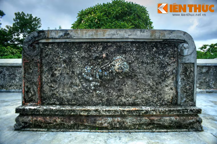 Sau cổng lăng có bình phong trang trí hình kỳ lân như các lăng kia.