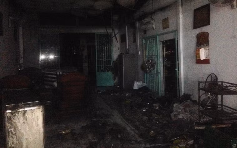 Một căn nhà cạnh bên bị cháy lan thiêu rụi tại sản...Hiện xác định vụ hỏa hoạn đã thiêu rụi 3 căn nhà và nhiều căn nhà khác bị ảnh hưởng, Hiện chính quyền địa phương đang tiến hành thống kê thiệt hại để có hướng hỗ trợ cho các gia đình gặp nạn. Đồng thời cơ quan chức năng đang khám nghiệm hiện trường để làm rõ nguyên nhân vụ cháy.