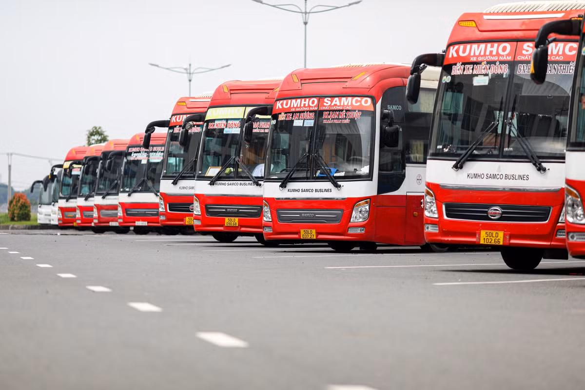 Hàng loạt xe tại bãi đậu nhưng không có khách.
