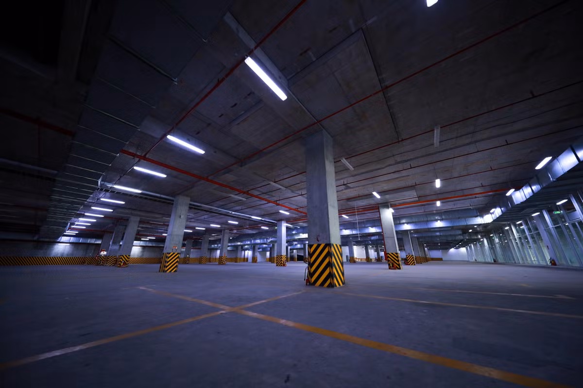 Chiều 22/6, hầm gửi xe rộng hàng nghìn m2 của bến xe mới chỉ có hơn chục xe máy của nhân viên làm việc tại đây.