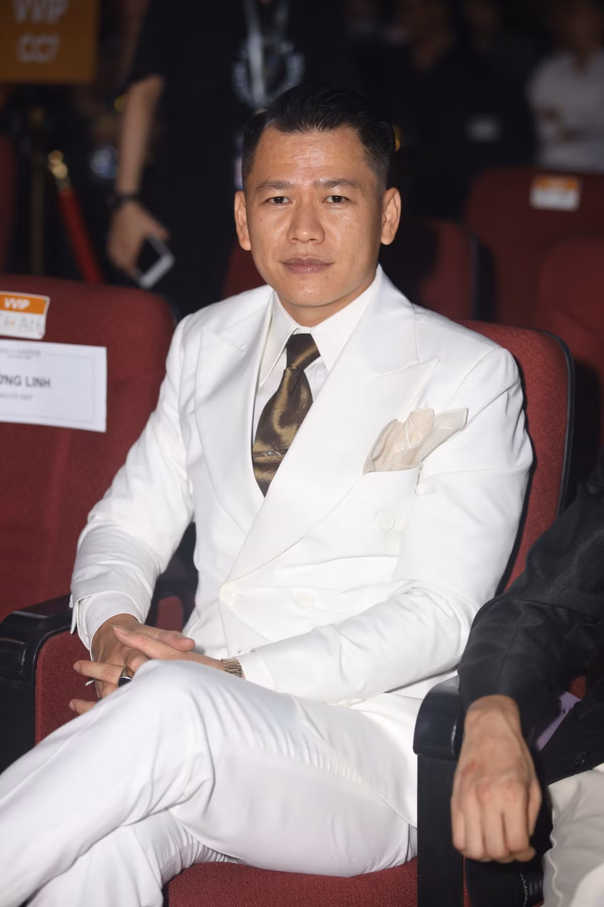 Nhà thiết kế Hoàng Minh Hà mặc suit trắng bảnh bao. Mỹ nhân mặc sexy ở thảm đỏ chung kết Hoa hậu Hoàn vũ Việt Nam Thảm đỏ chung kết Hoa hậu Hoàn vũ Việt Nam 2022 có sự xuất hiện của Khánh Vân, Kim Duyên, Mâu Thủy và nhiều khách mời. 3 giờ trước Siêu mẫu áo tắm Toni Garrn kết hôn Siêu mẫu Victoria's Secret tổ chức lễ cưới thứ hai với tài tử Alex Pettyfer. Năm 2020, vì dịch Covid-19, họ chỉ tiến hành nghi thức cưới xin trong một buổi lễ nhỏ. 19:43 23/6/2022 Hai xuồng cao tốc va chạm khi quay phim ở Hy Lạp Một diễn viên của phim "My Big Fat Greek Wedding 3" bị thương sau vụ va chạm và lật xuồng ở Hy Lạp. 10 giờ trước