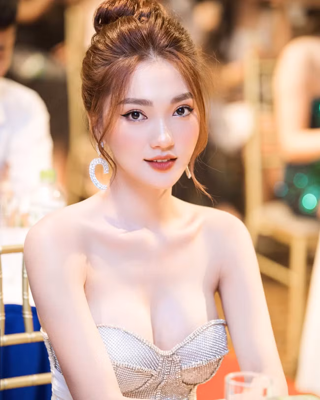 Lấn sân vào ngành giải trí, Ngọc Nữ cho thấy một hình ảnh rất khác của bản thân. Vẻ đẹp toát ra từ bản lĩnh và sự tự tin.