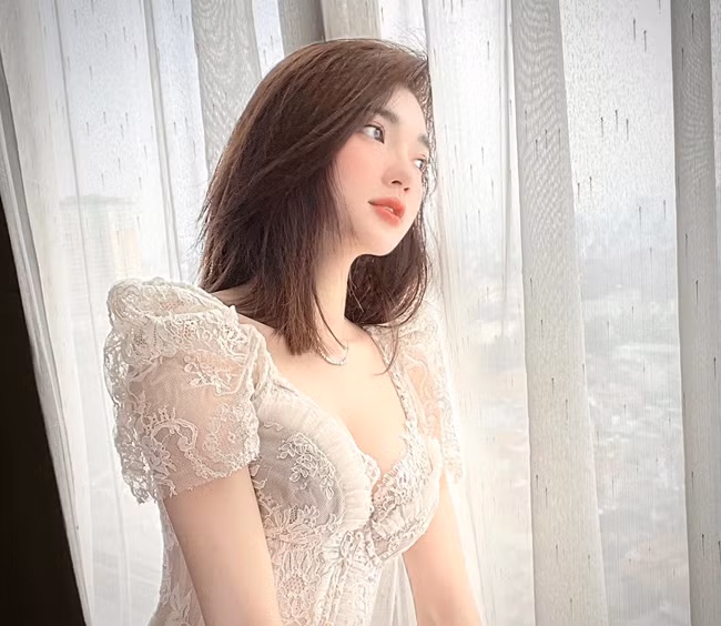 Lợi thế lớn của Ngọc Nữ là gương mặt đẹp và nụ cười duyên.