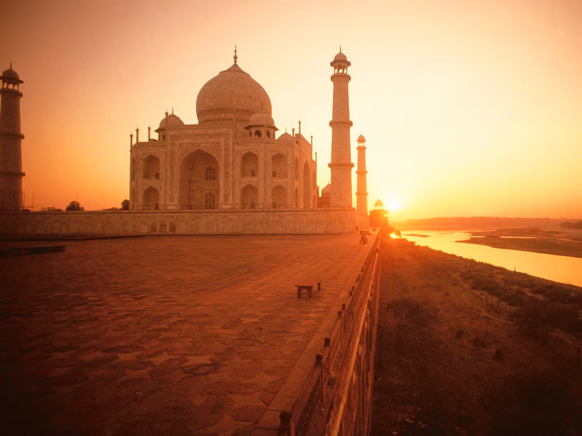 May mắn là cuộc bán đấu giá ở London thất bại nên kế hoạch tháo dỡ, phá bỏ lăng Taj Mahal bị hủy bỏ. Đến những năm 1900, công trình này được sửa chữa, tu tạo và khôi phục lại dáng vẻ ban đầu. Năm 1983, Taj Mahal được công nhận là Di sản thế giới. 