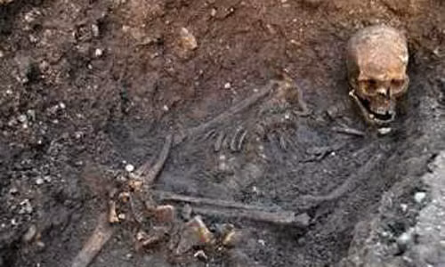 Bộ hài cốt của vua Richard III được phát hiện bên dưới bãi đậu xe ở Leicester.