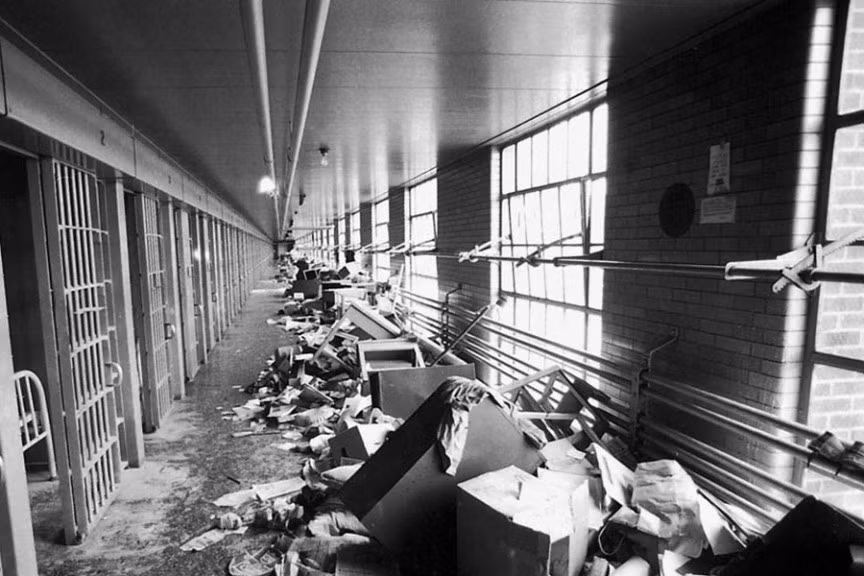 Năm 1971, một cuộc bạo loạn đã xảy ra ở Attica Correctional Facility, khiến 43 người chết (bao gồm 33 tù nhân và 10 nhân viên nhà tù). Một số tù nhân khét tiếng bị giam giữ tại đây là Mark David Chapman (người ám sát John Lennon) và sát nhân giết người hàng loạt David Berkowitz.