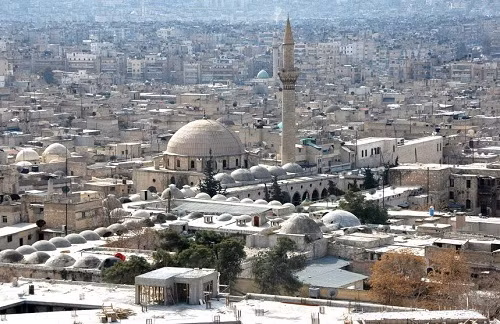 Aleppo, Syria được cho là có người sinh sống từ hơn 8000 năm trước. Tuy nhiên, những cuộc khai quật gần đây cho thấy nơi đây con người đã sinh sống từ 13.000 năm trước. Aleppo từng bị La Mã, Byzantine và Ottoman chiếm đóng nên các công trình kiến trúc ở đây có sự pha trộn, hòa quyện giữa các nền văn minh.