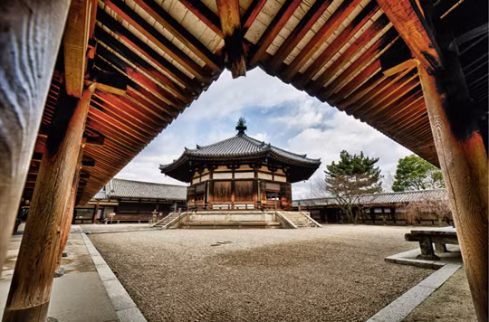Ngôi chùa gỗ cổ nhất thế giới Horyu-Ji đứng vững sau khi trải qua 46 trận động đất. Nằm ở Ikaruga, tỉnh Nara, chùa Horyu-Ji được xây dựng vào năm 607.