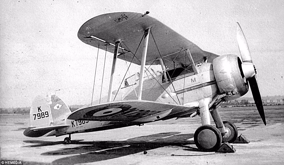 Trong năm 1937, chỉ huy không đoàn Morewood luôn làm nhiệm vụ trên máy bay tiêm kích 2 tầng cánh Gloster Gladiator.