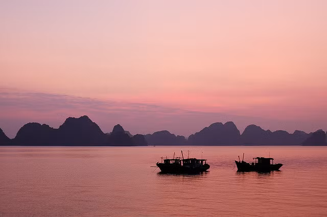 Mới đây, trang Globalgrasshopper bình chọn vịnh Hạ Long và hang Sơn Đoòng là hai điểm đến lọt top 10 điểm du lịch đẹp nhất thế giới năm 2015.