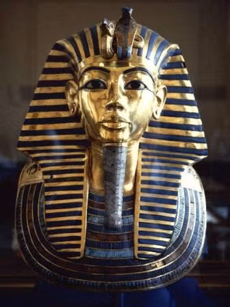 Pharaoh là người có quyền lực nhất trong xã hội Ai Cập cổ đại. Người dân coi pharaoh là nhân vật nửa người, nửa thần.