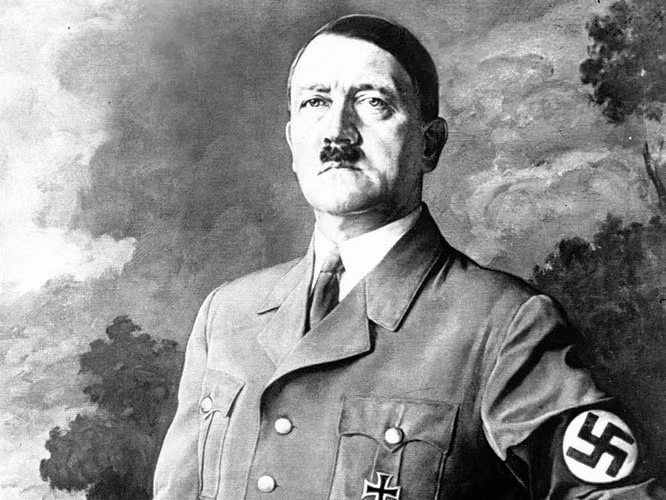 Điều đặc biệt là Hitler không bao giờ cởi áo khoác của mình ở nơi công cộng.
