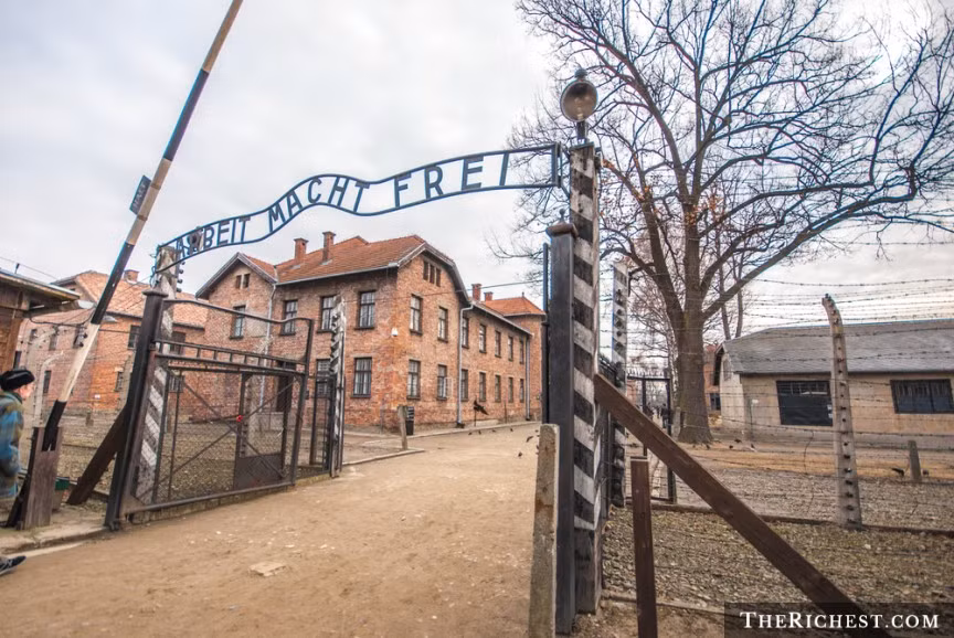 2. Thảm họa diệt chủng Holocaust do Đức quốc xã xảy ra trong khoảng thời gian từ năm 1941 - 1945.